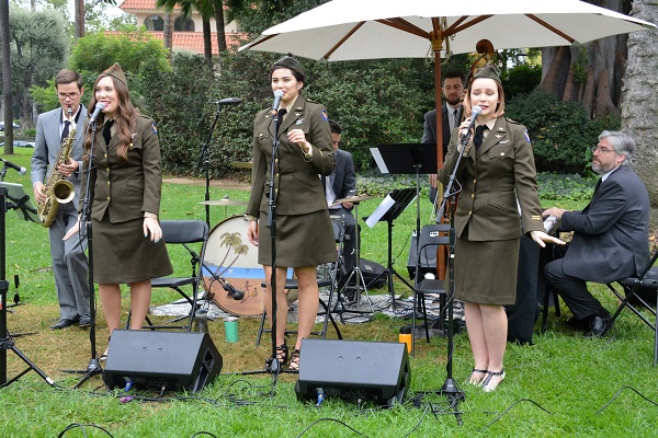 San Andreas Sisters sing with band Fabus4