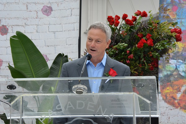 Gary Sinise speaks from the lectern