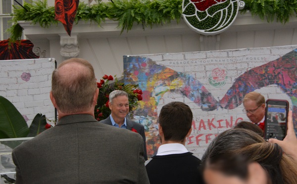 Audience members gie Gary Sinise a sanding ovation at Tournament House