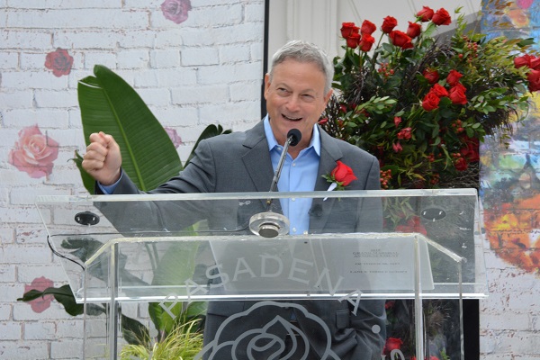 Gary Sinise laughs from lectern at Tournament House