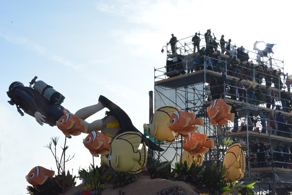 Closeup of diver and clownfish on China Airlines float as it passes grandstand