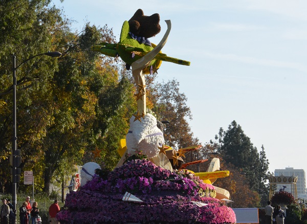 Cal Poly planes "fly" on their float on Colorado Boulevard