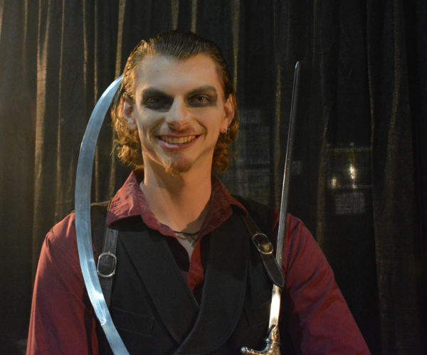 Cydeshow Cy poses with his curved sword and straight sword at ScareLA 2018